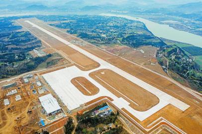 2月15日,阆中机场航站楼金属屋面安装已近尾声. 王玉贵 摄(视觉四川)