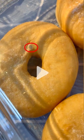 甜甜圈有灰色点状物质.罗先生提供视频截图