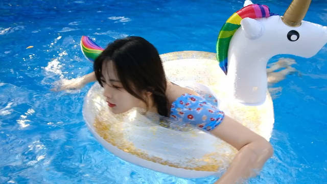 杨超越泳池大片花絮视频 可爱小羊陪你"越"入夏日