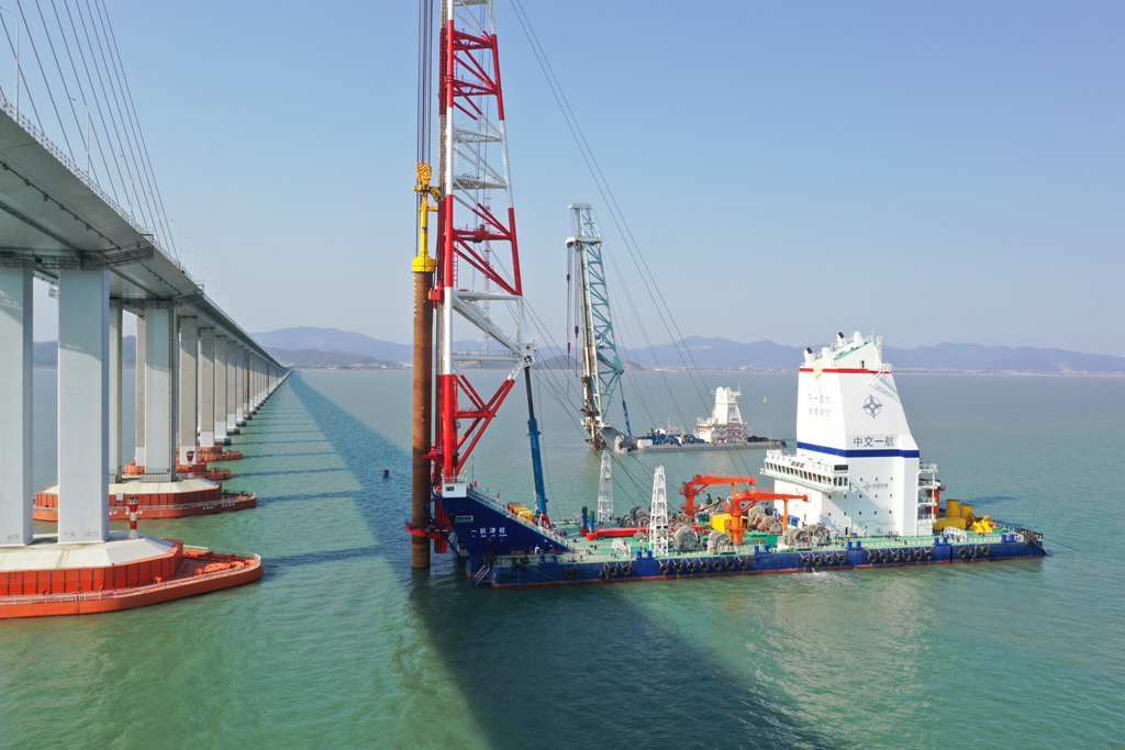 世界最大打桩船"一航津桩"完成首次施工作业|铁路|宁波市_新浪新闻