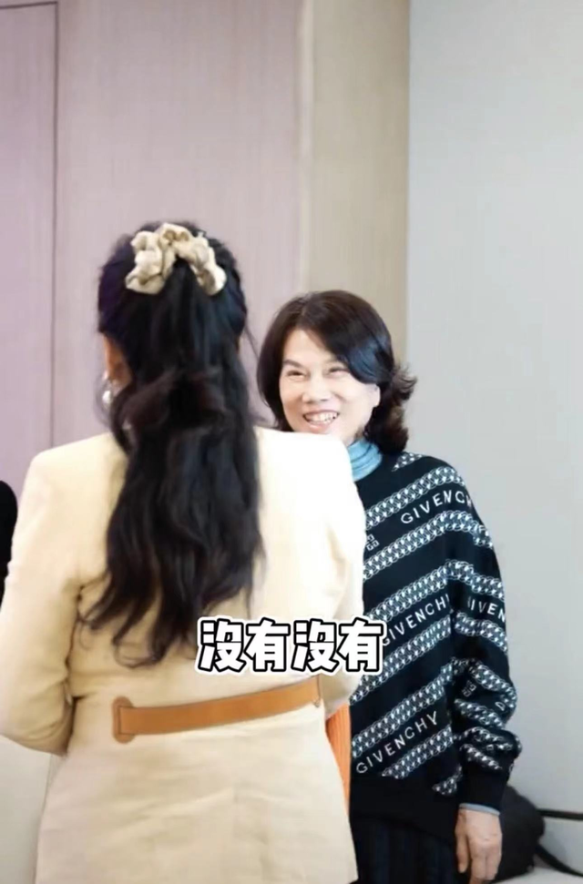 张兰与董明珠会面，表现谦虚成小妹妹，开会双手抱胸放桌上显端正休闲区蓝鸢梦想 - Www.slyday.coM