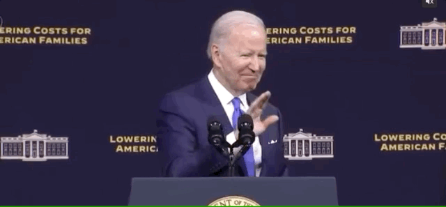 当地时间2022年4月22日，美国总统拜登在西雅图演讲结束后，再次出现了对着空气“握手”一幕。来源：环球网视频截图