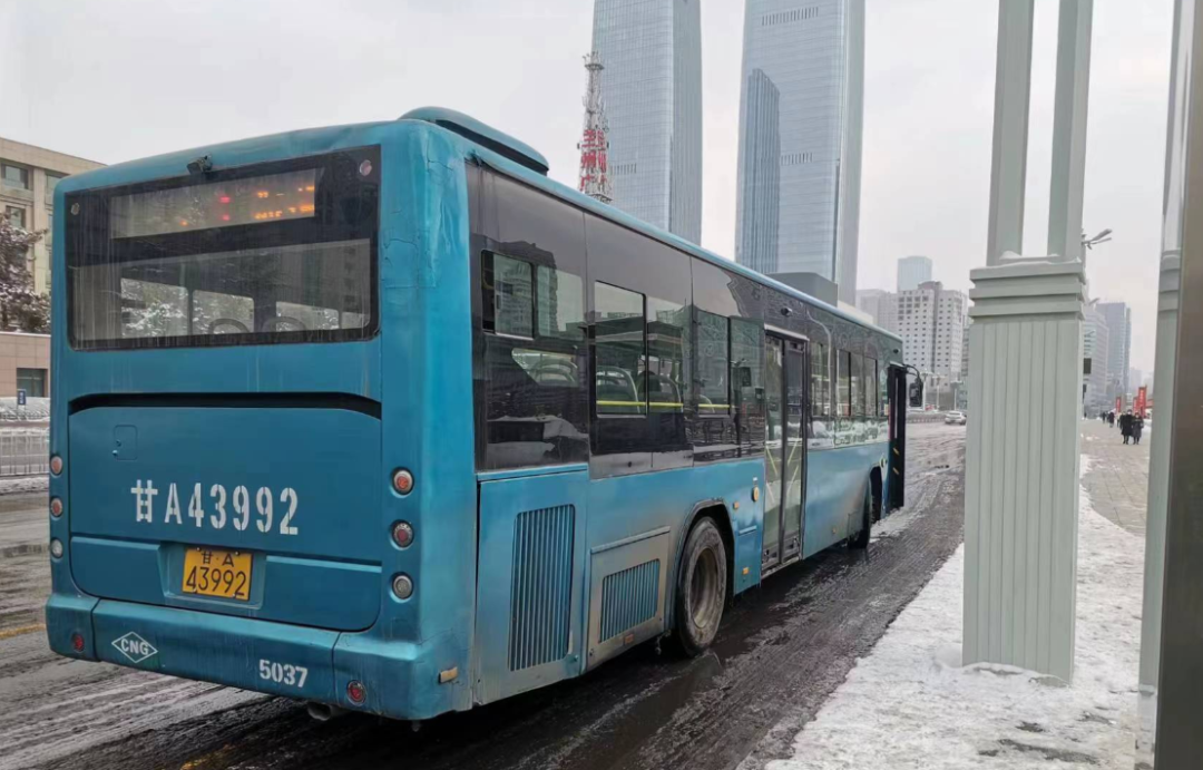 原本停靠在西关十字公交枢纽站的103路公交车迁移至解放门洪门子公交