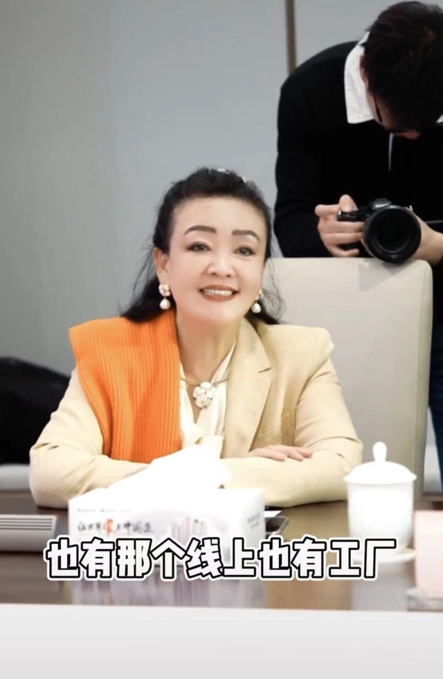 张兰与董明珠会面，表现谦虚成小妹妹，开会双手抱胸放桌上显端正休闲区蓝鸢梦想 - Www.slyday.coM