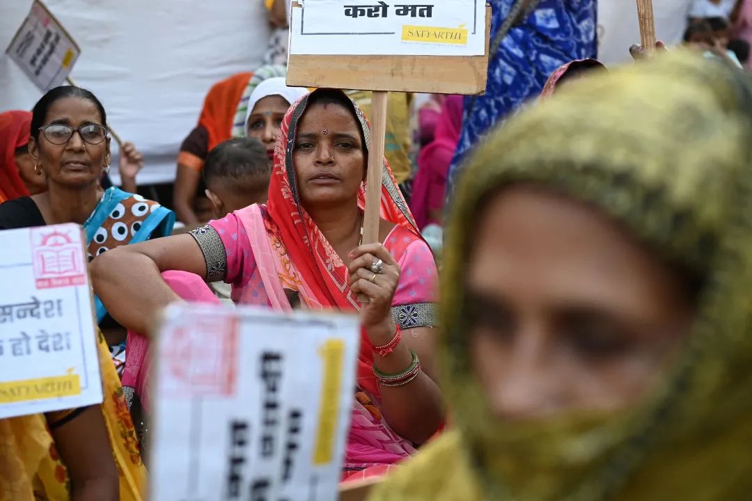 ▲当地时间2022年10月16日，印度新德里一个贫民窟，妇女们发起“无童婚印度”运动，呼吁政府根除童婚。图/视觉中国