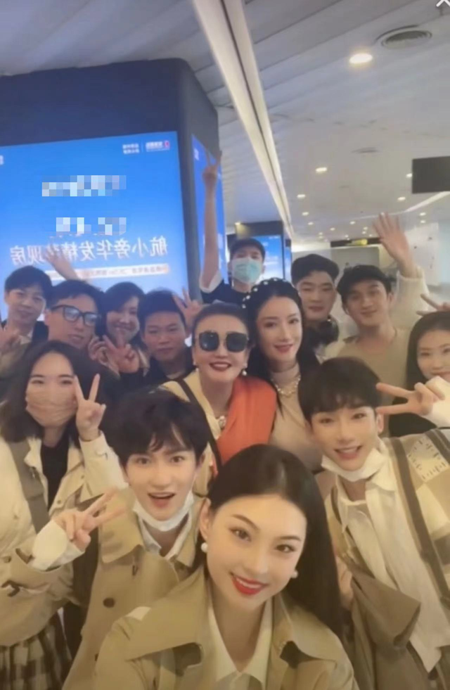 张兰与董明珠会面，表现谦虚成小妹妹，开会双手抱胸放桌上显端正休闲区蓝鸢梦想 - Www.slyday.coM