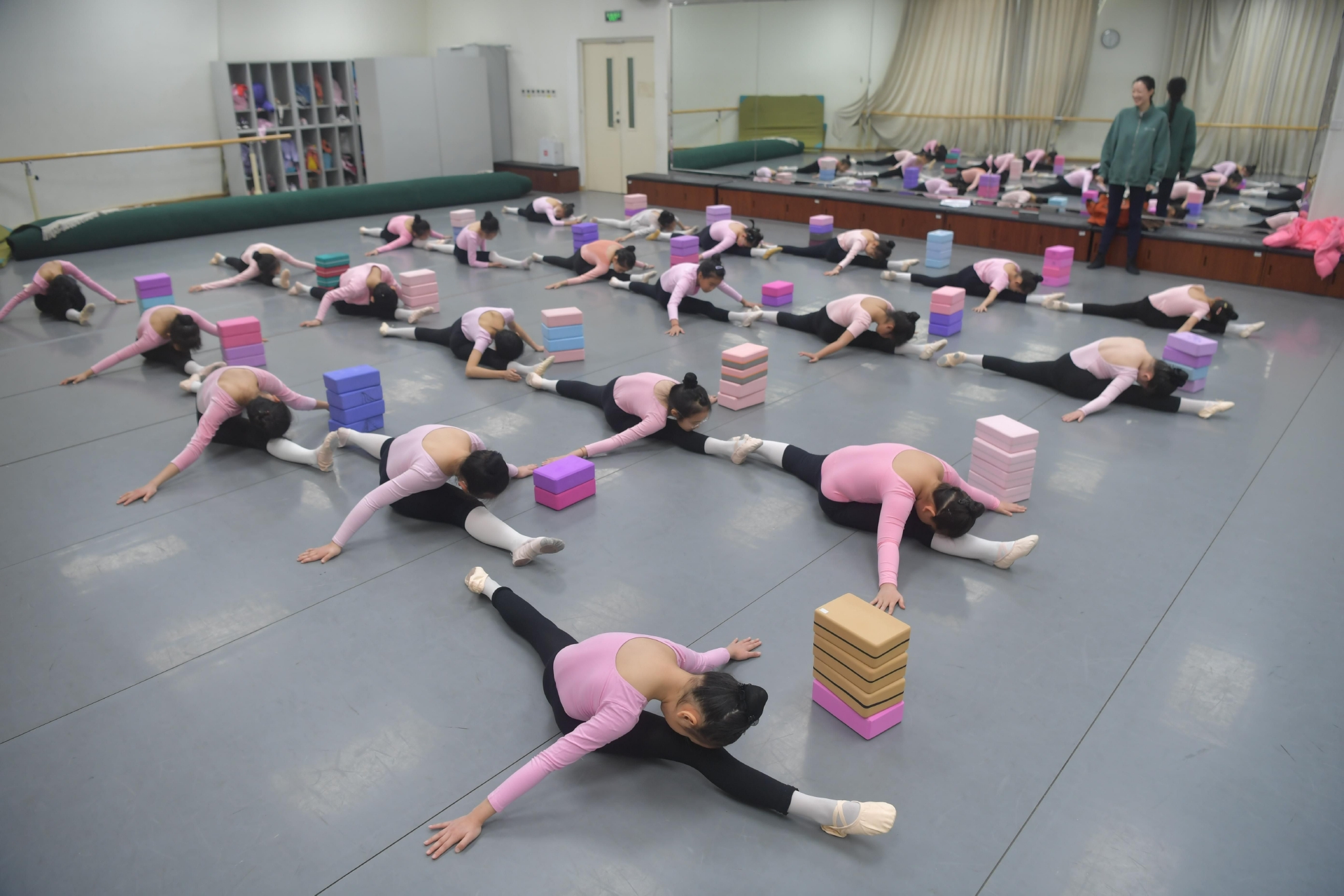 舞蹈课上,孩子们跟随老师的指令慢慢活动身体.