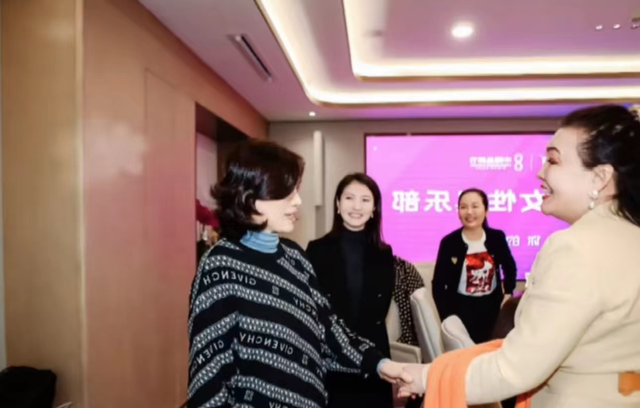 张兰与董明珠会面，表现谦虚成小妹妹，开会双手抱胸放桌上显端正休闲区蓝鸢梦想 - Www.slyday.coM