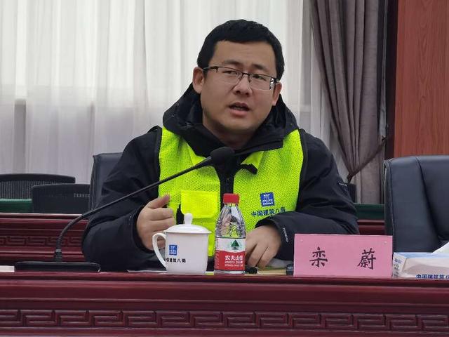 中青报·中青网记者 王豪/摄项目总工程师栾蔚介绍,上万吨钢结构屋盖