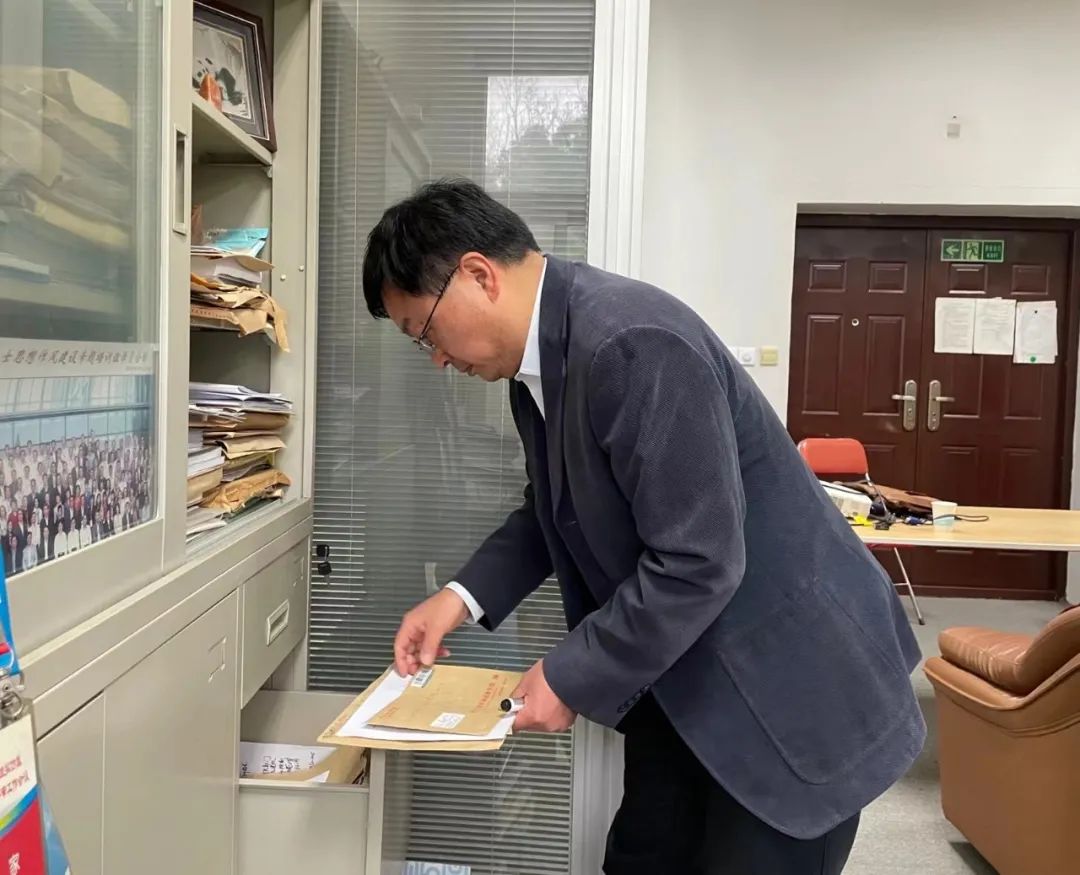 2月10日,华东理工大学分析测试中心,蓝闽波在办公室查找资料.