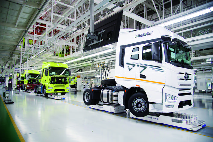 一汽解放j7整车智能工厂生产线. 张扬 摄