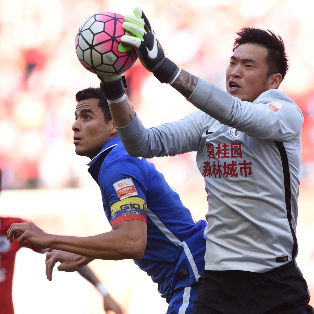 2016年5月7日,辽宁沈阳宏运队门将石笑天(右)在比赛中救球.