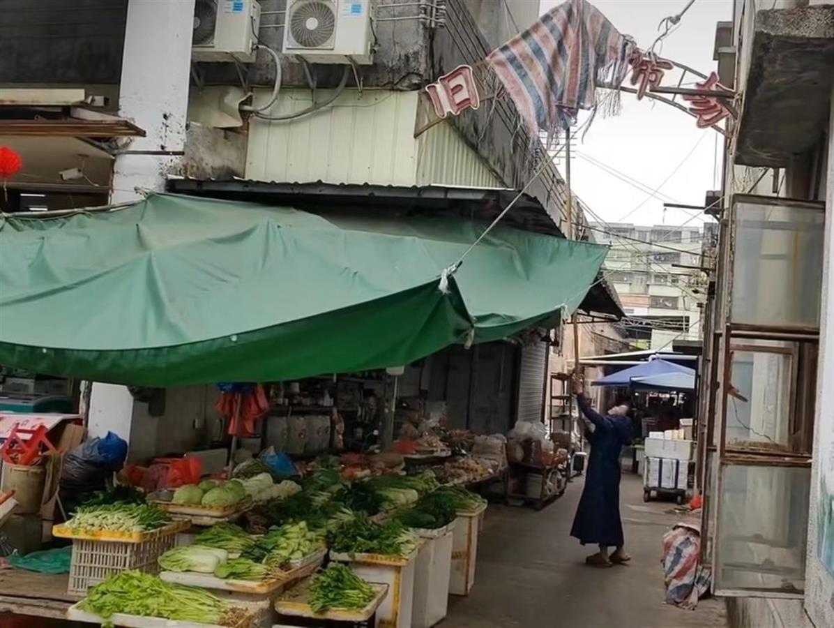 “旧厂街市场”被雨布盖住