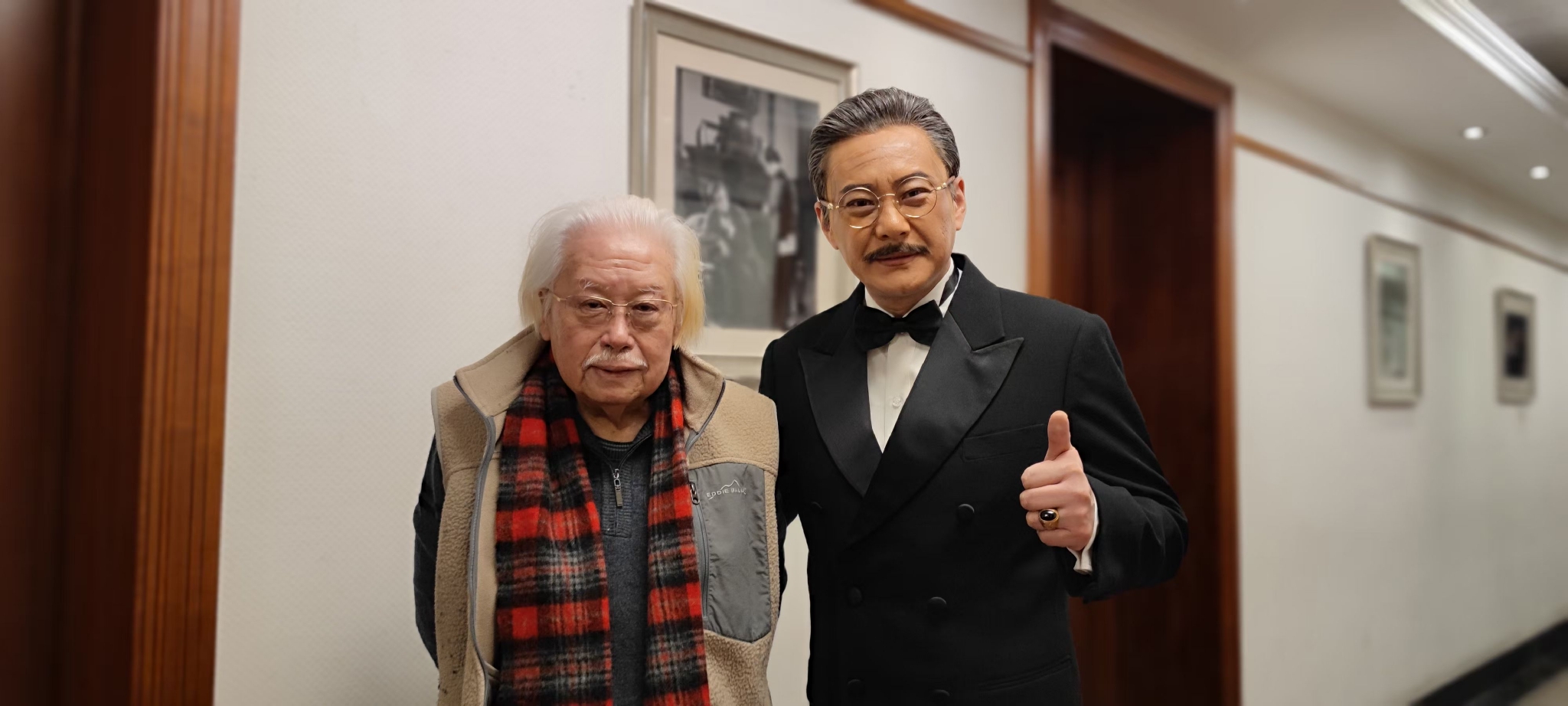 重排导演顾威,王斑在首都剧场首演剧照前合影