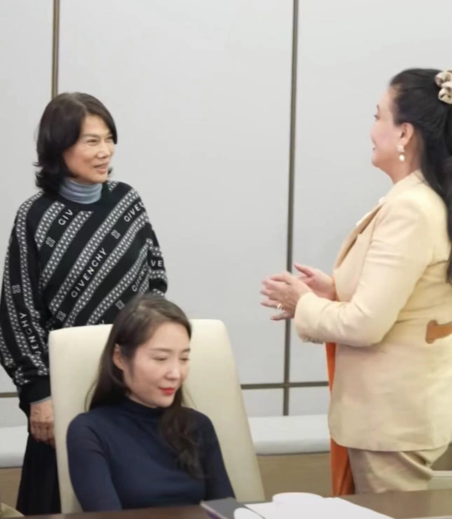 张兰与董明珠会面，表现谦虚成小妹妹，开会双手抱胸放桌上显端正休闲区蓝鸢梦想 - Www.slyday.coM