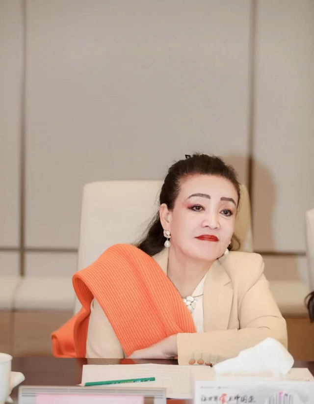 张兰与董明珠会面，表现谦虚成小妹妹，开会双手抱胸放桌上显端正休闲区蓝鸢梦想 - Www.slyday.coM