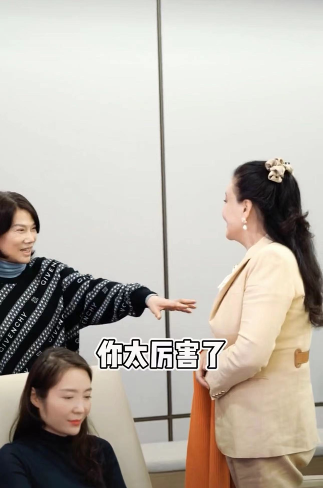 张兰与董明珠会面，表现谦虚成小妹妹，开会双手抱胸放桌上显端正休闲区蓝鸢梦想 - Www.slyday.coM