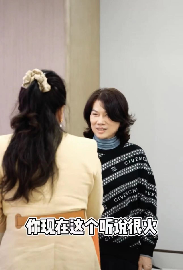 张兰与董明珠会面，表现谦虚成小妹妹，开会双手抱胸放桌上显端正休闲区蓝鸢梦想 - Www.slyday.coM