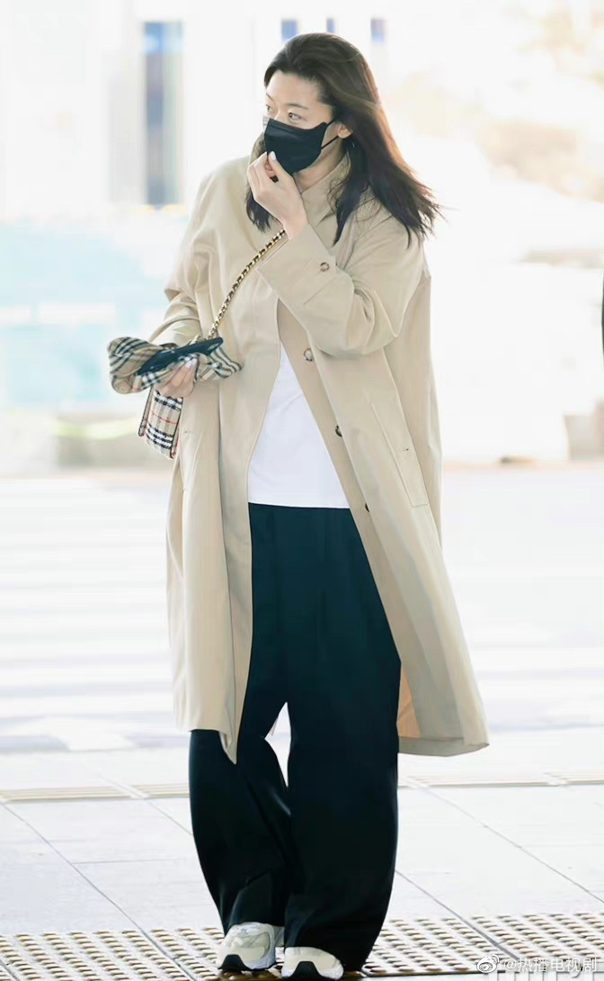 全智贤今日出发前往伦敦看秀清爽披发近素颜现身