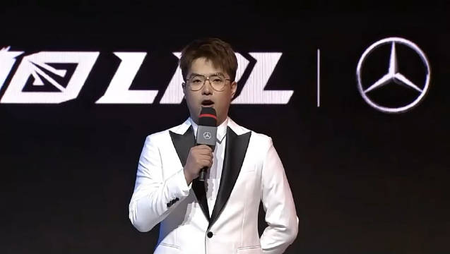 主持人刘航今日份整活手持一条大鱼今晚要吃鱼