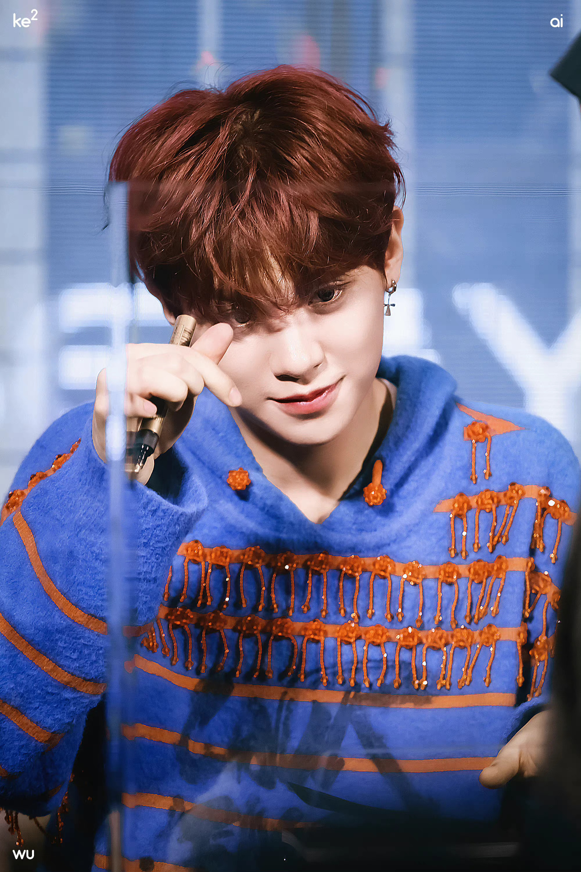 叮咚黄明昊签售会造型饭拍图掉落各种比心手势又奶又甜