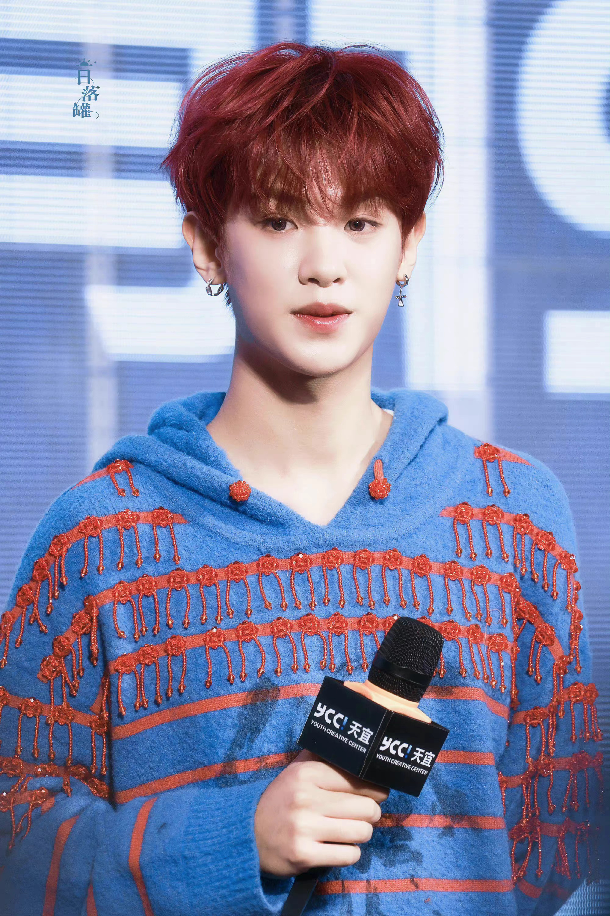 叮咚黄明昊签售会造型饭拍图掉落各种比心手势又奶又甜