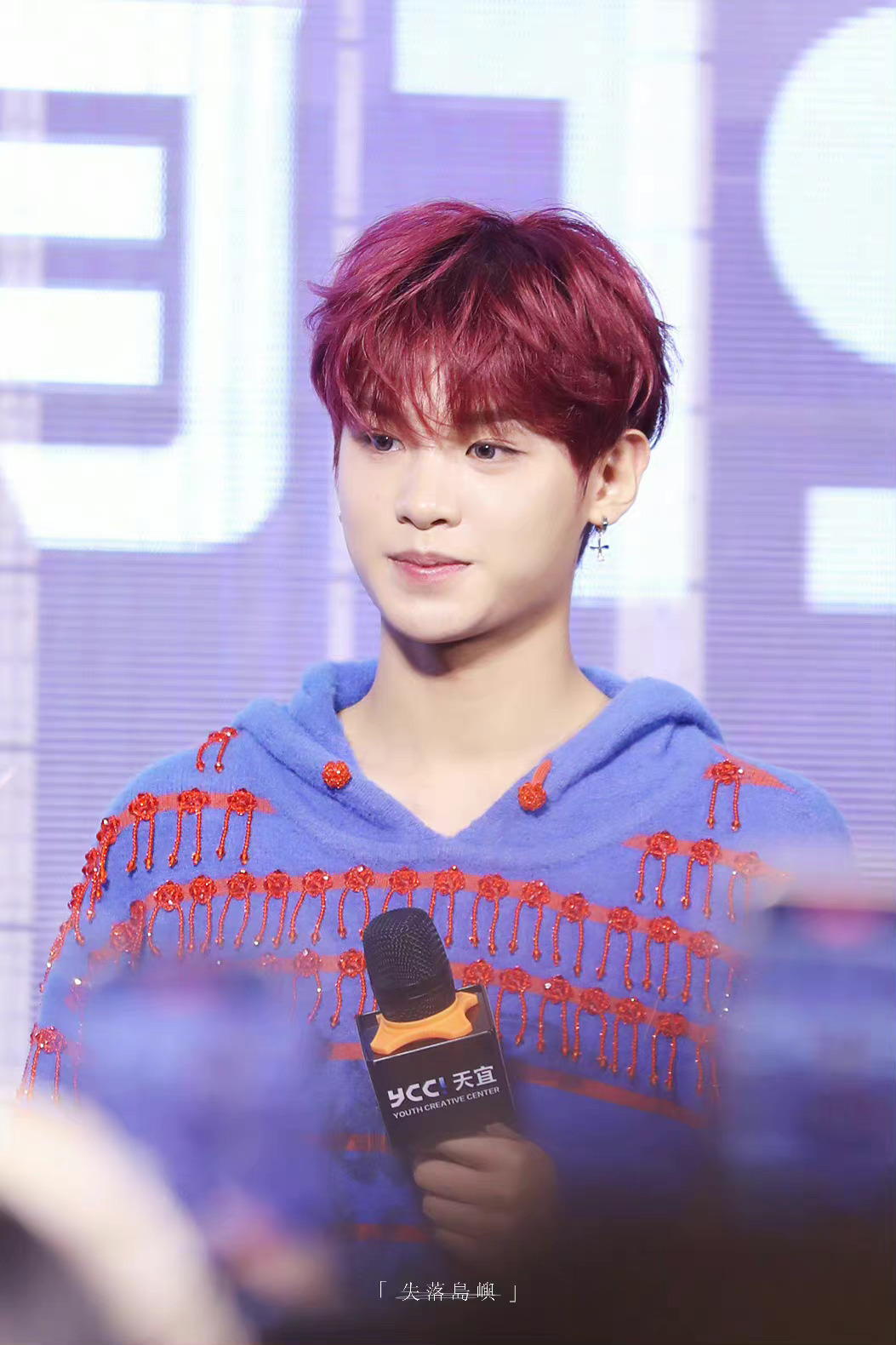 叮咚黄明昊签售会造型饭拍图掉落各种比心手势又奶又甜