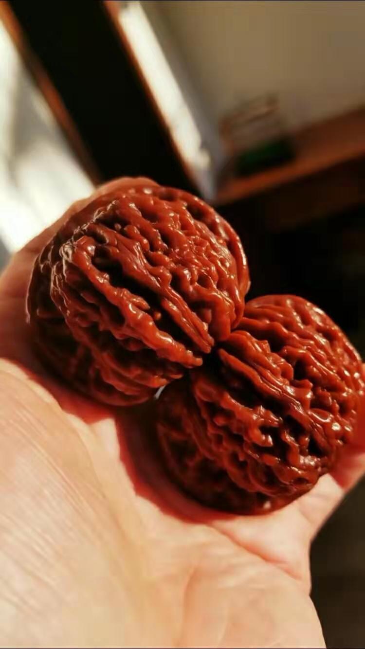 甚至现在故宫博物院还保存着当年康熙皇帝盘过的文玩核桃,所以很多