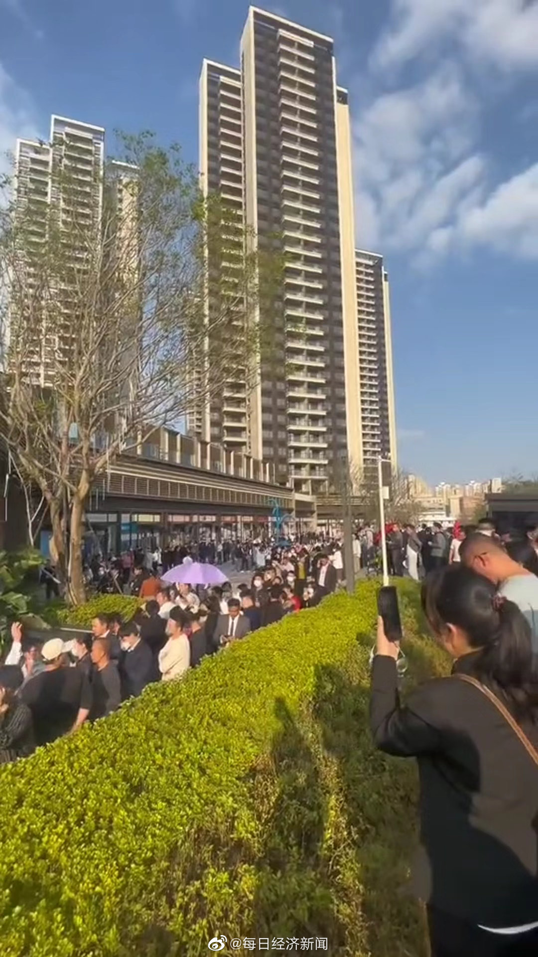 看房人太多，开发商周末紧急挡客！深圳首付30万楼盘被挤爆，曾涉嫌“首付贷”被约谈