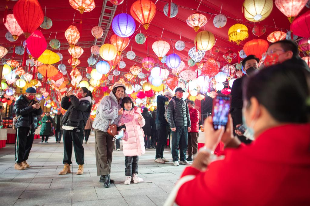 2月5日，市民在湖北省博物馆的“钟鸣楚天元宵夜”灯会游园活动上观赏彩灯。新华社记者肖艺九 摄