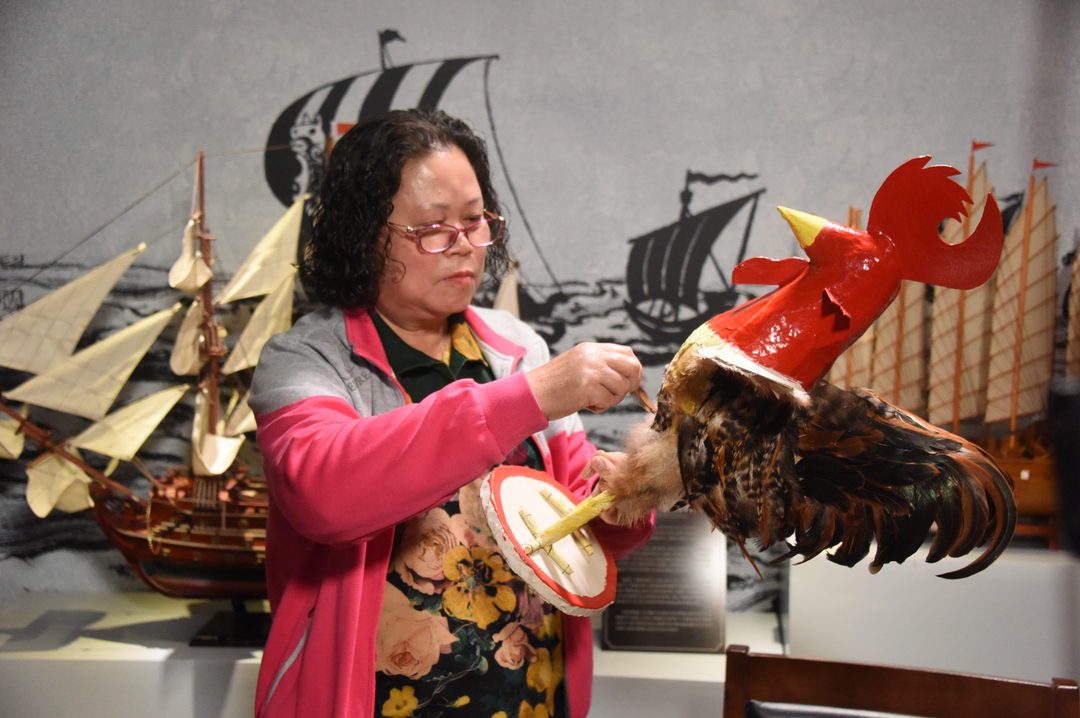 叶美英在制作波罗鸡.信息时报记者 叶伟报 摄