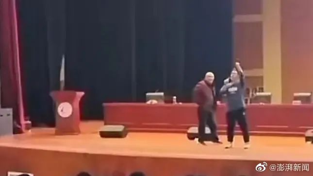 “教育名师”演讲内容不当，被高中生轰下台？官方通报：教师停课，调查问责！