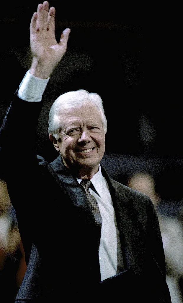 当地时间1992年7月14日,美国纽约,美国前总统吉米·卡特在麦迪逊广场