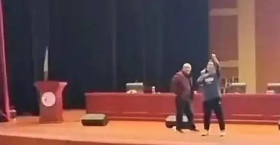 热闻｜“讲座名师”陈宏友宣扬不当内容，高中生当面反呛！官方通报