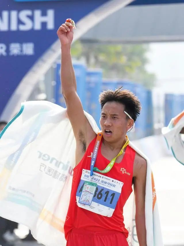 赛事历史首次!深圳马拉松冠军是中国选手|马拉松|何杰_新浪新闻
