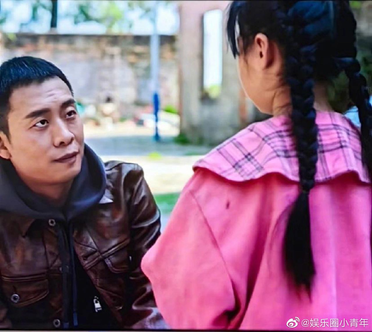 《狂飙》中的服化道很讲究,小黄瑶身上这身粉色衣服……_新浪新闻
