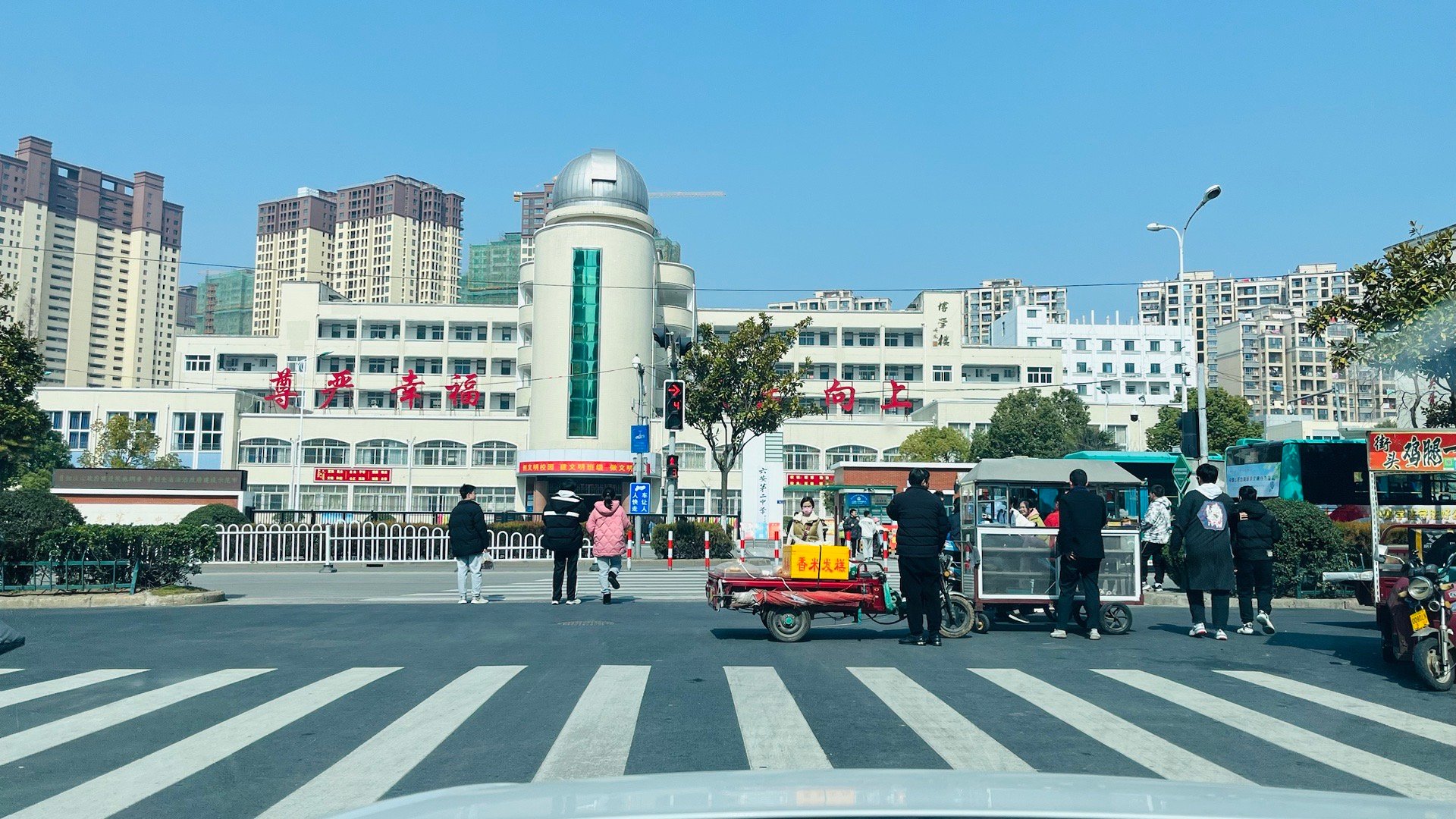 六安二中门口这交通环境太差,路边违停的车辆……|违停|六安市_新浪