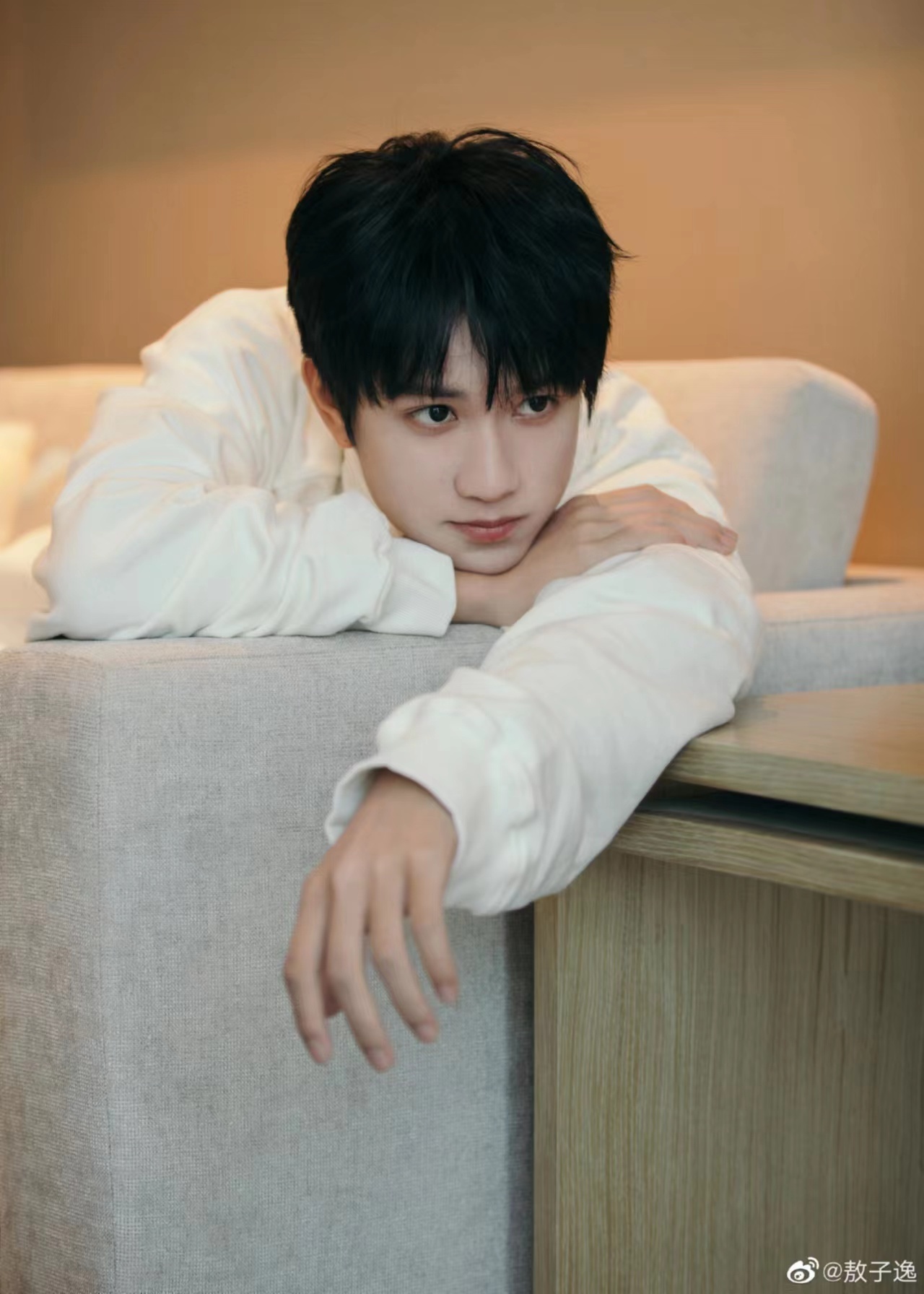 手拿核桃的样子好可爱,好喜欢弟弟的眼睛……|敖子逸|二宫|核桃_新浪