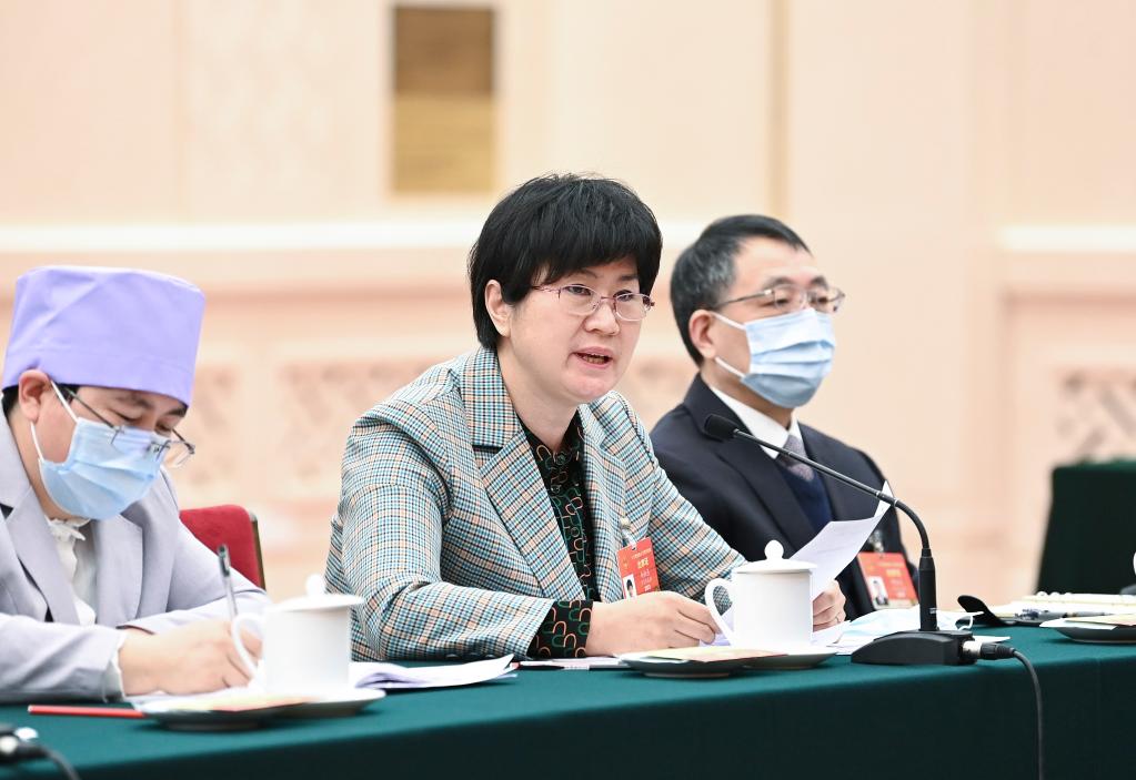 2021年全国两会上,全国人大代表马恒燕(中)建言献策.