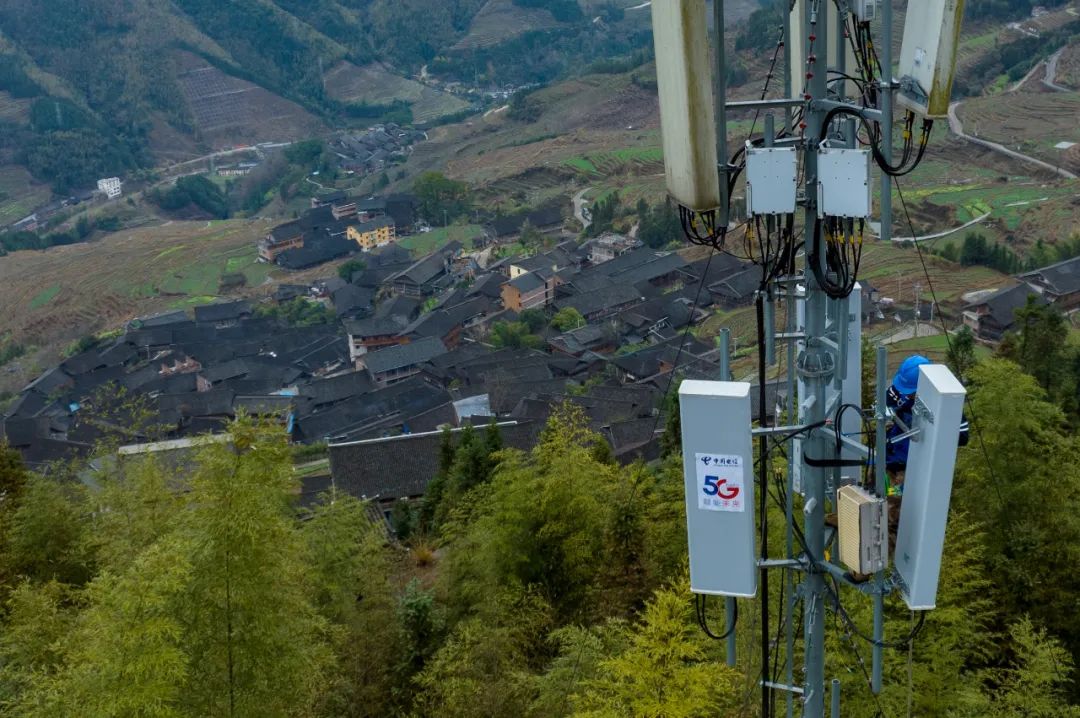 中国电信员工在龙胜各族自治县和平乡龙脊村建设5g基站.
