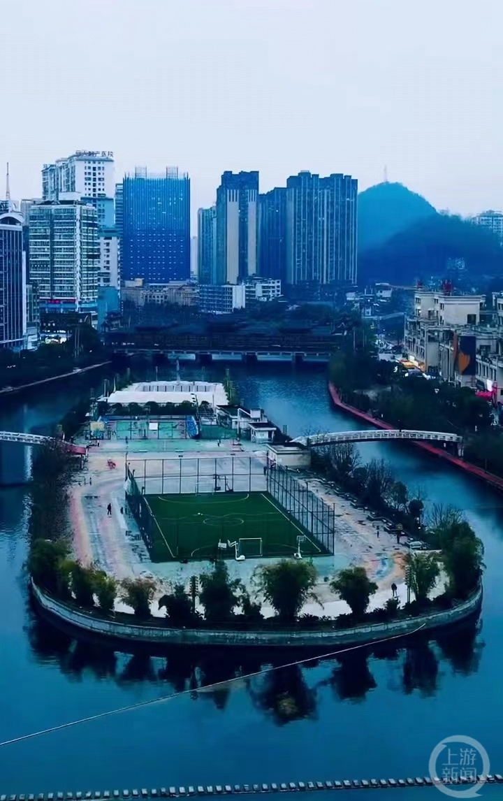 都匀市水上体育中心看起来像水上航母.图片来源/视频截图