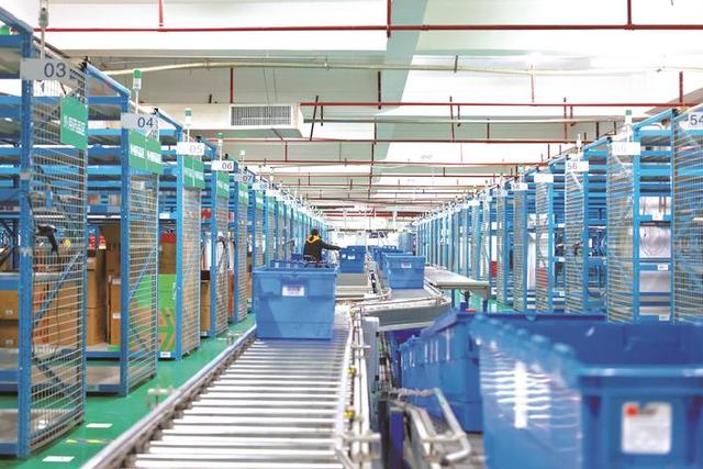 在湖南一块医药科技有限公司智能分拣车间,机器运行有序.文雅丽 摄