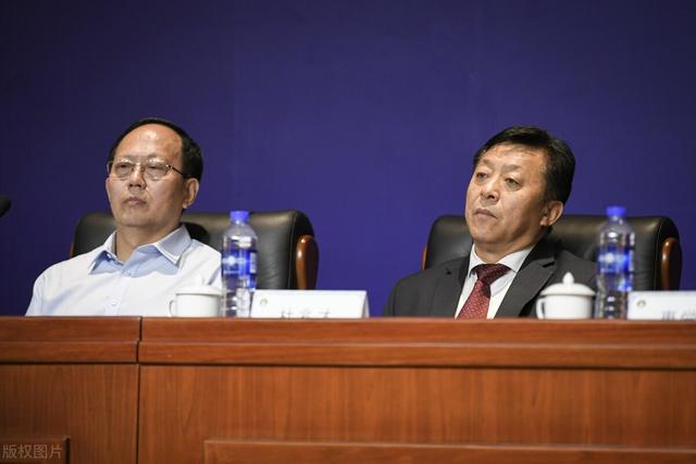 意外!网传杜兆才跑路失败,已登机被神秘人扣押,抓捕画面流出!|杜兆才|中国足协|中国足球_新浪新闻