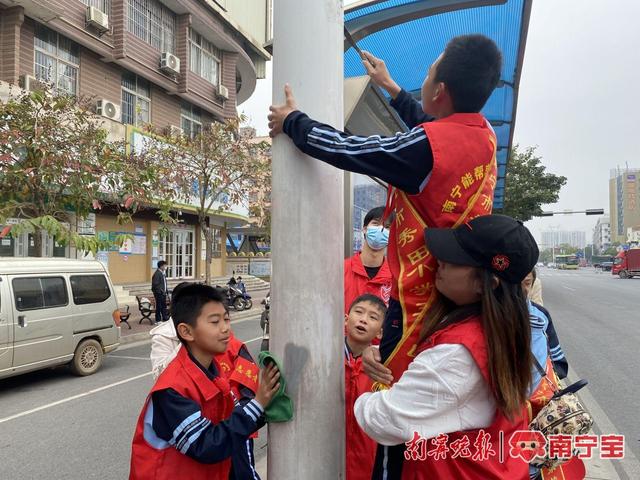 母子齐心去除“牛皮癣” 小广告 志愿者 梁茵茵 摄