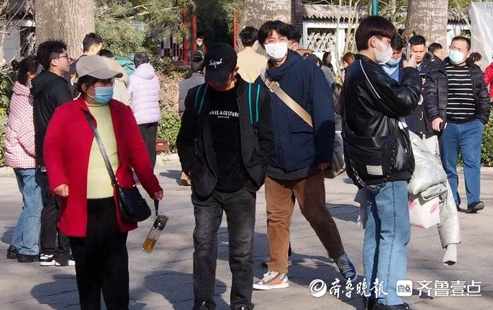 穿短裙的、穿大衣的、穿棉袄的,一年四季穿着都出现在了济南街头