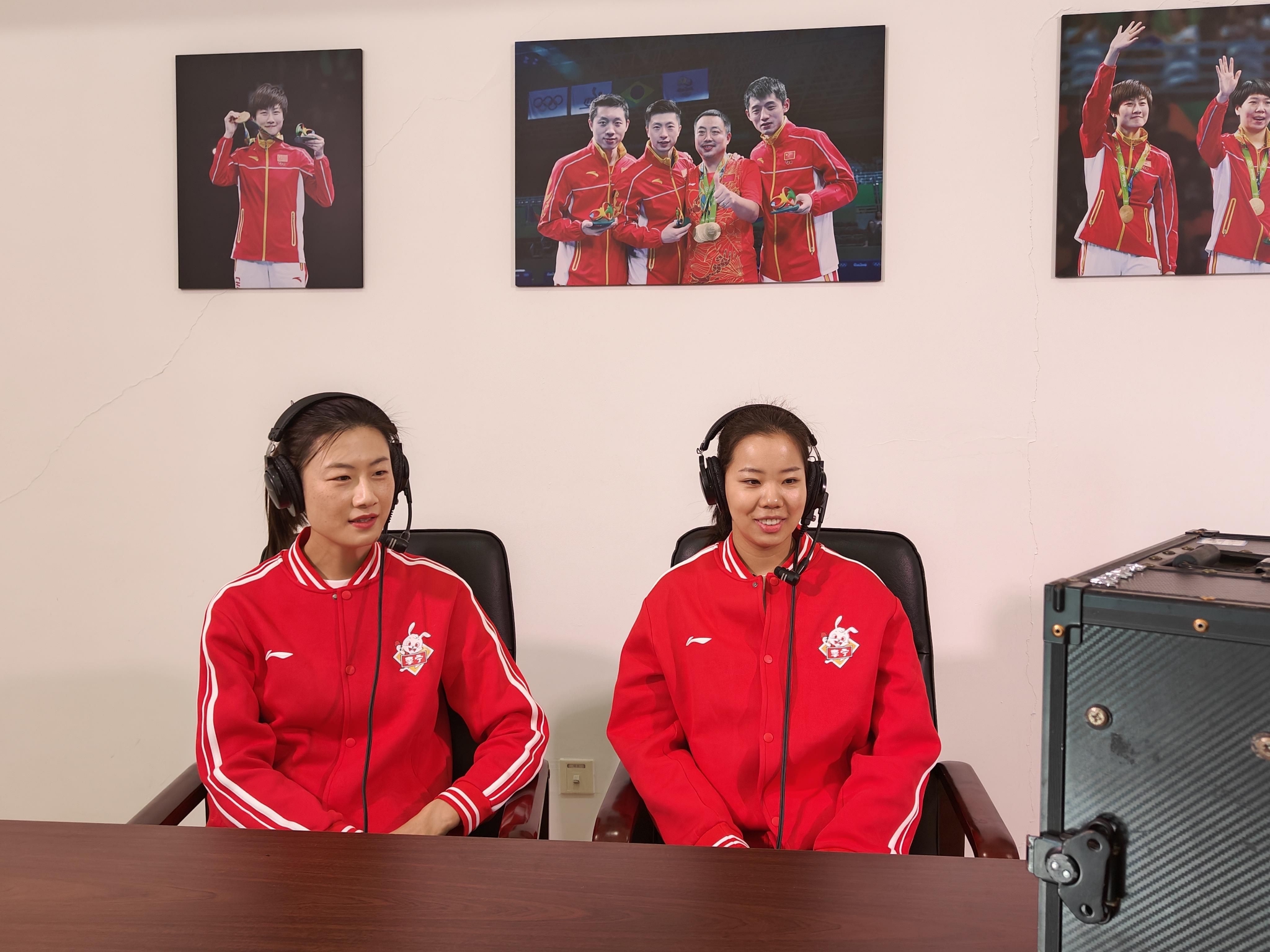 丁宁(左),顾玉婷搭档解说国乒直通赛.&nbsp; 中国乒协供图