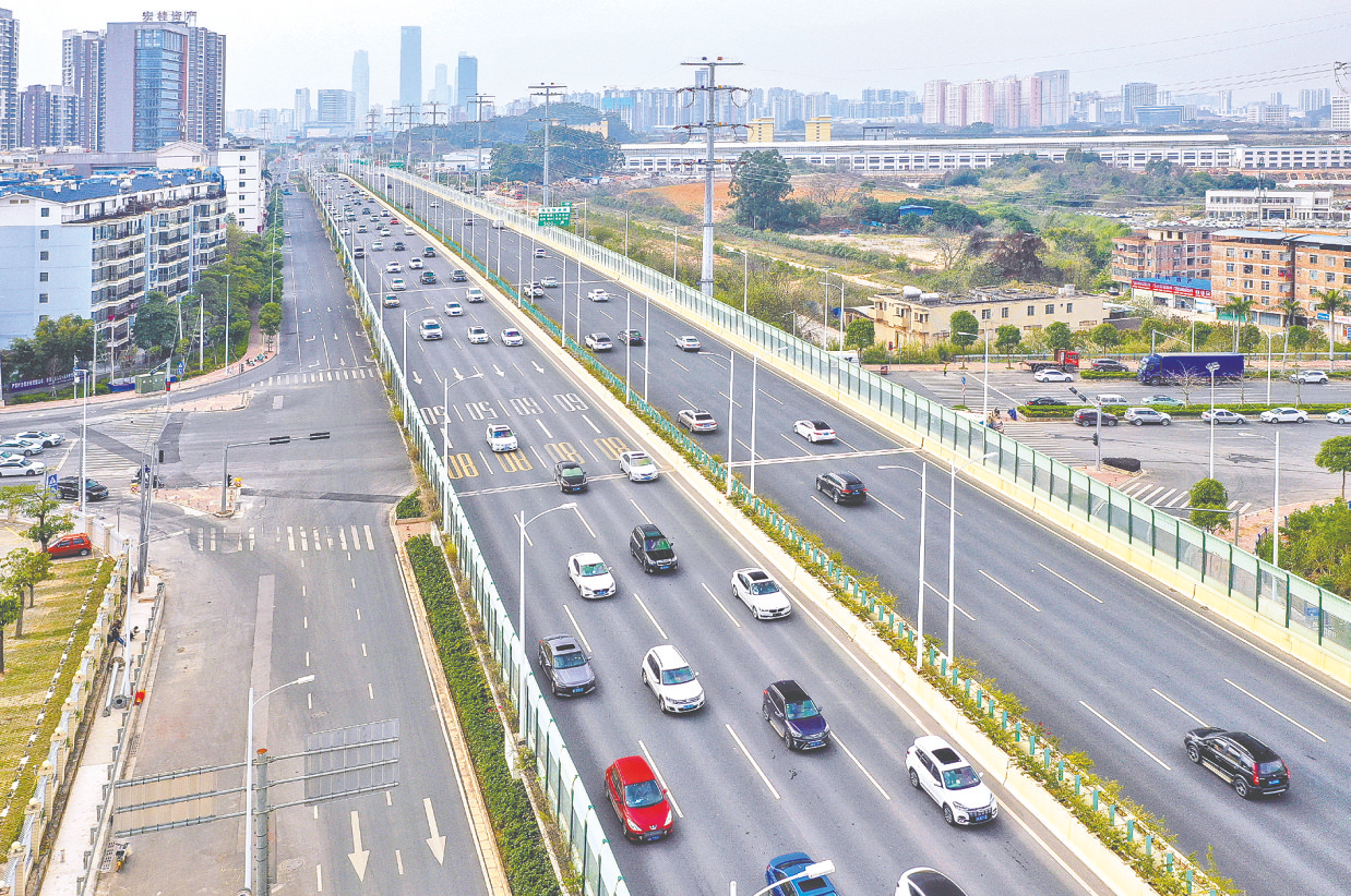&nbsp;&nbsp;&nbsp;&nbsp;南宁市民族大道东段车水马龙. (黄维业 摄)
