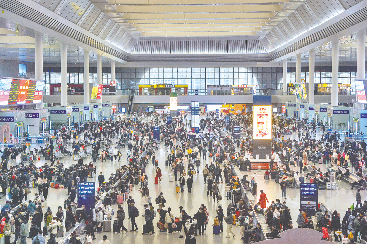     南宁东站候车大厅,旅客有序候车.