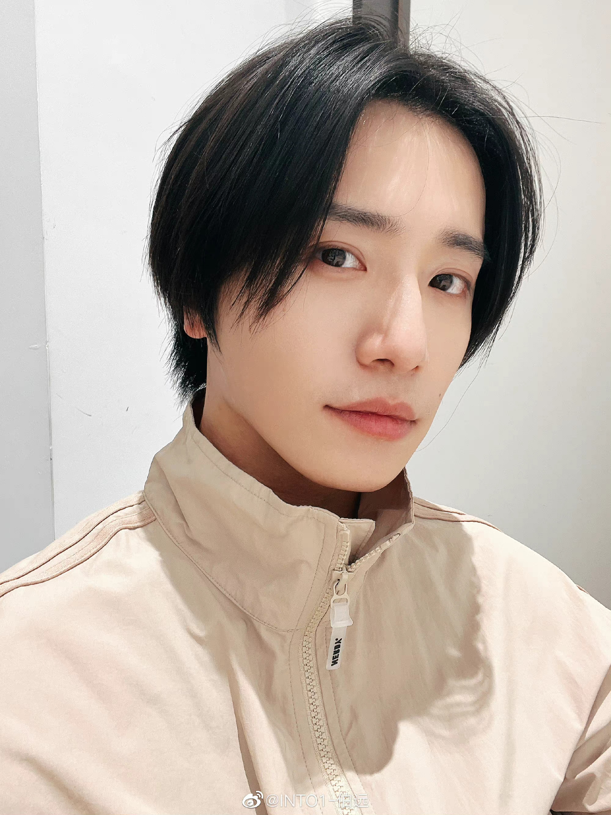 叮咚～今日份新鲜的伯远自拍照已送达！|伯远_新浪新闻