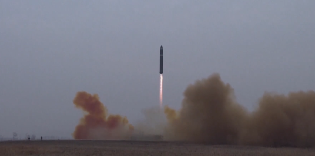 朝鲜中央电视台播放“火星-15”型洲际弹道导弹的试射画面。